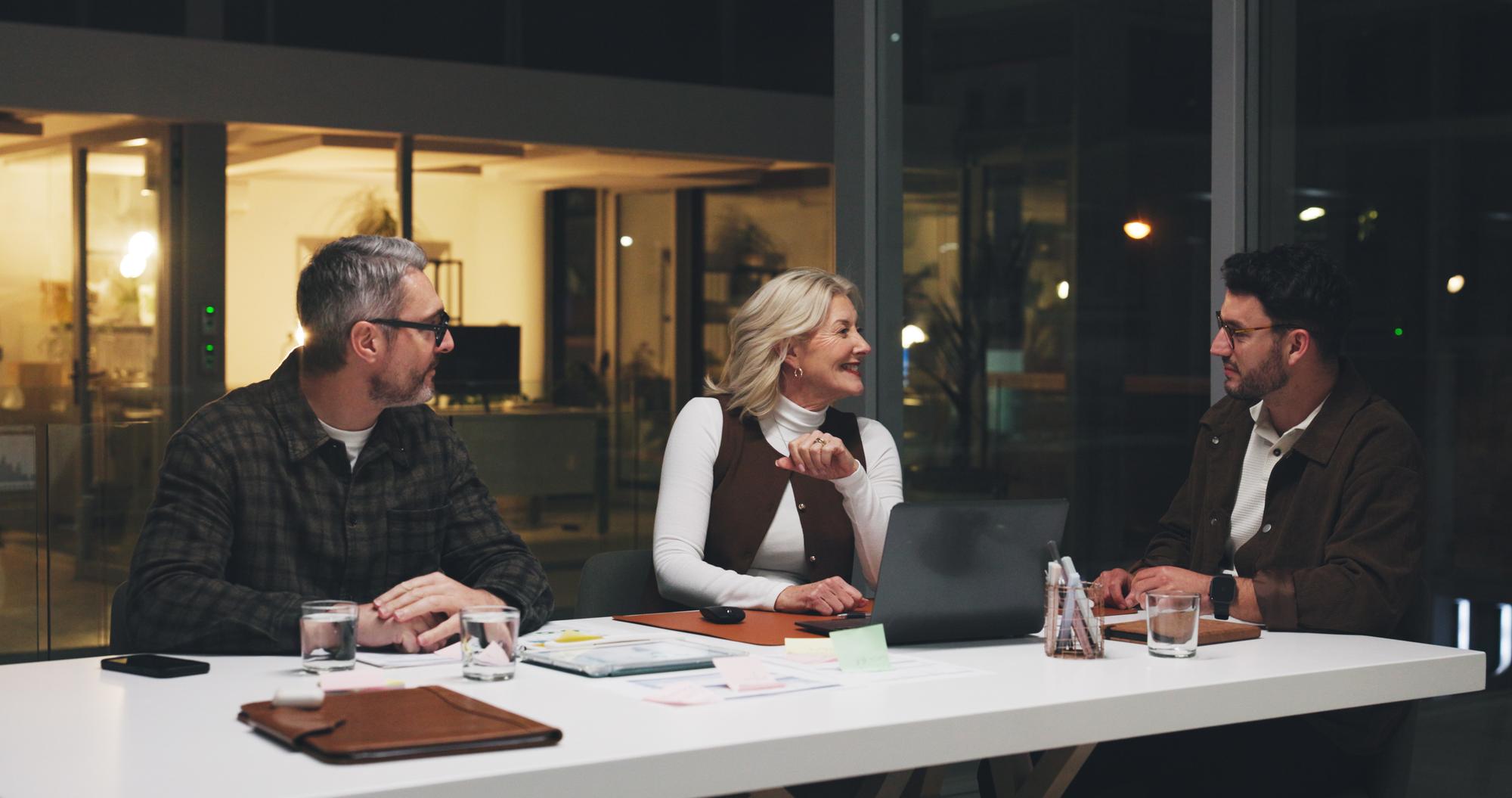 Beraterteam in stilvollem Büro